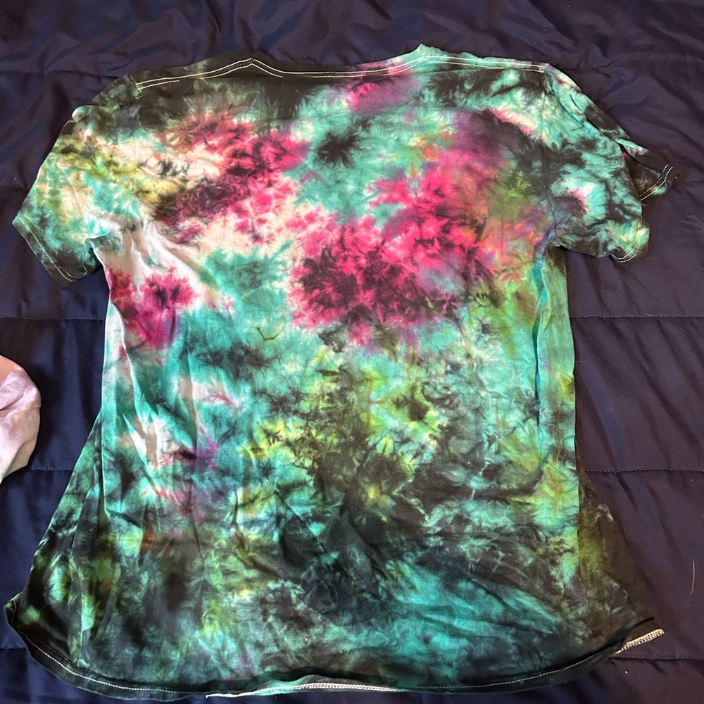 Tie die sponge bob scary pants shirt never wore, I’m very good condition
